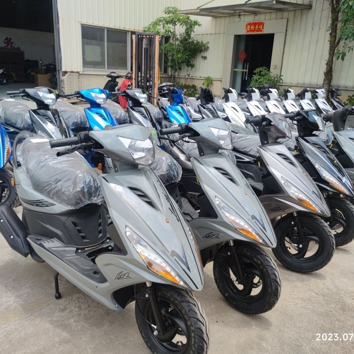 新款鬼火踏板摩托车125cc燃油助力摩托车男女款