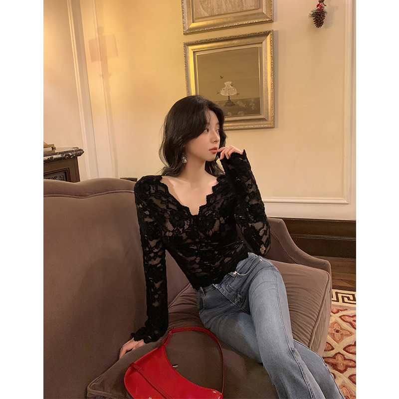 ADA MISS深V领修身显瘦镂空蕾丝花边上衣自带胸垫打底衫女冬新款