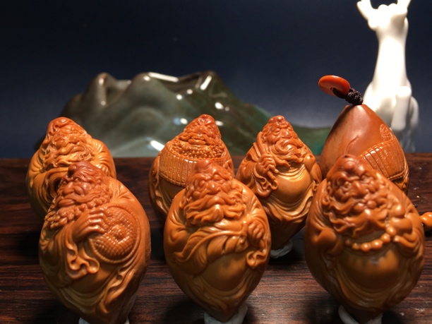 包衣达摩，尺寸2.3x3.65，水晶老油核雕刻