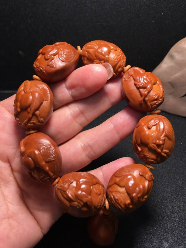 龙马精神，尺寸2.2～2.25x2.6，老油核雕刻