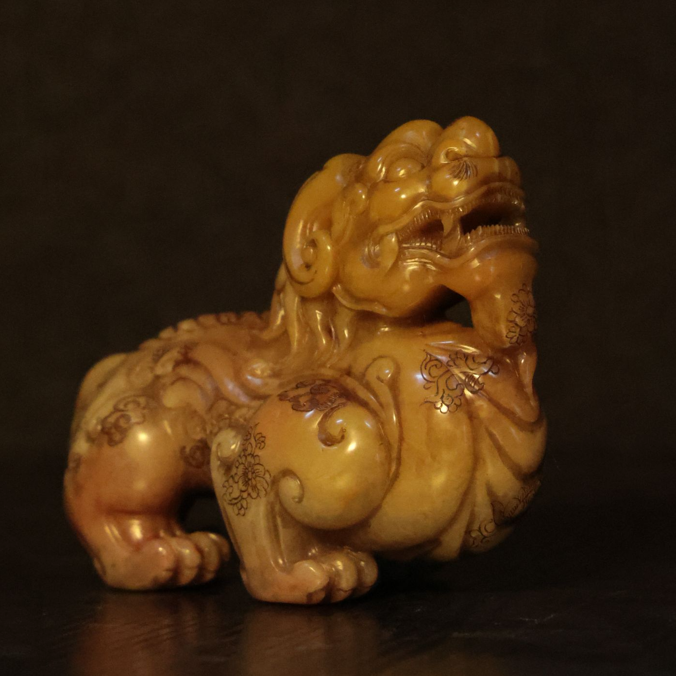 《瑞兽呈祥》-寿山石巧雕把件