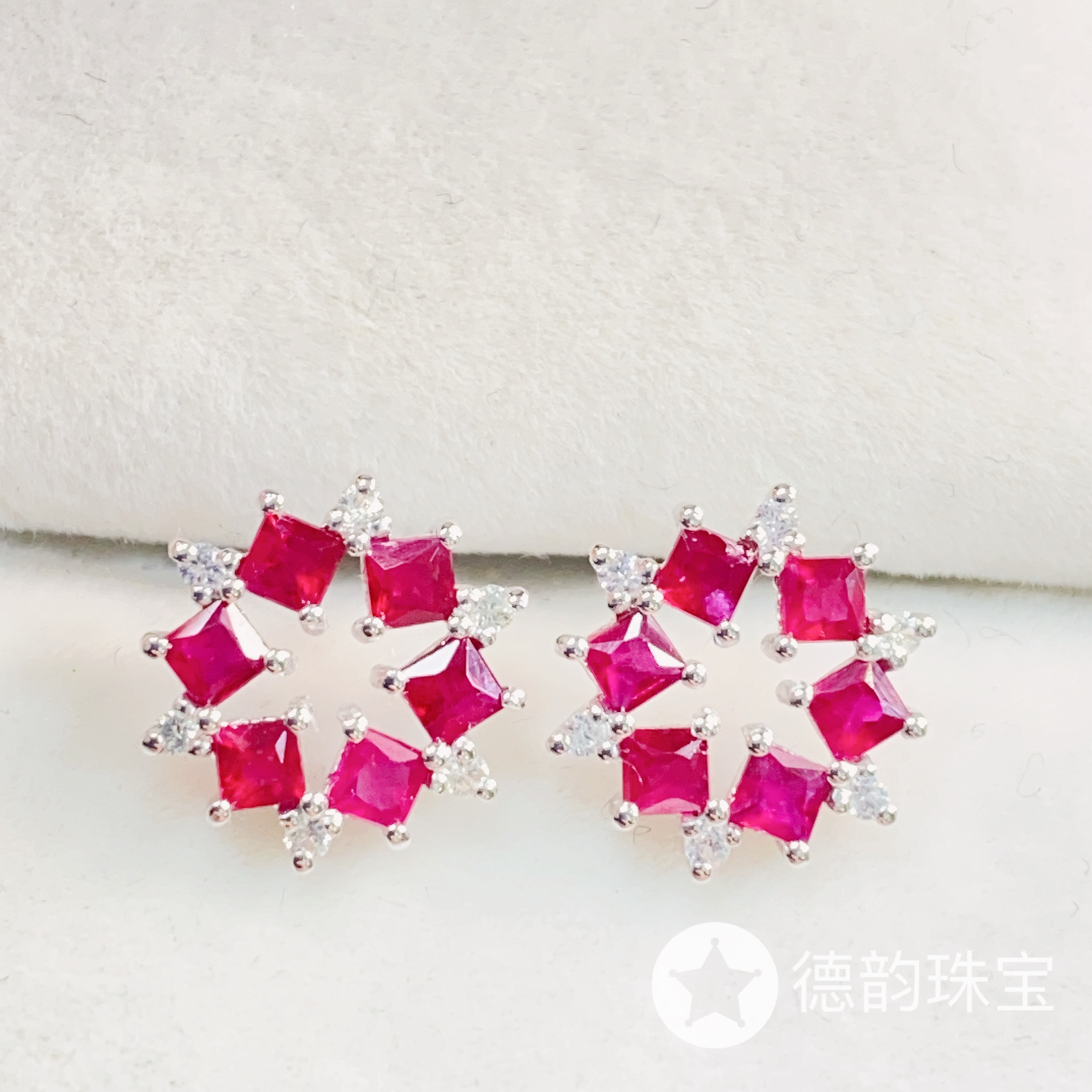 18K金镶嵌红宝石耳饰