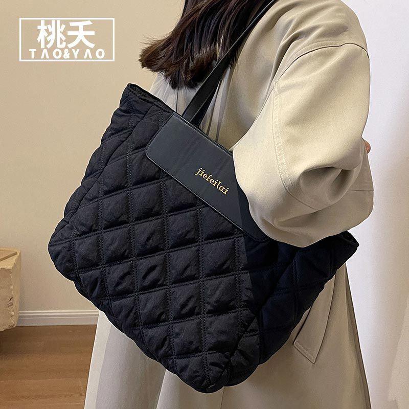 大容量包包女秋冬百搭2023新款时尚单肩包布包菱格上课通勤托特包