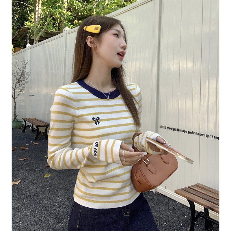 黛纺温柔风黄色条纹蝴蝶结刺绣针织衫女秋冬修身百搭打底毛衣上衣