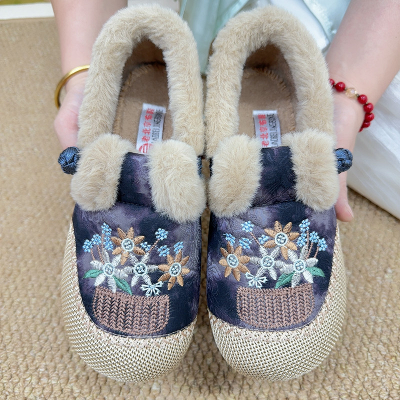 2025冬季新款老北京布鞋女新中式加厚保暖妈妈鞋软底加绒绣花棉鞋