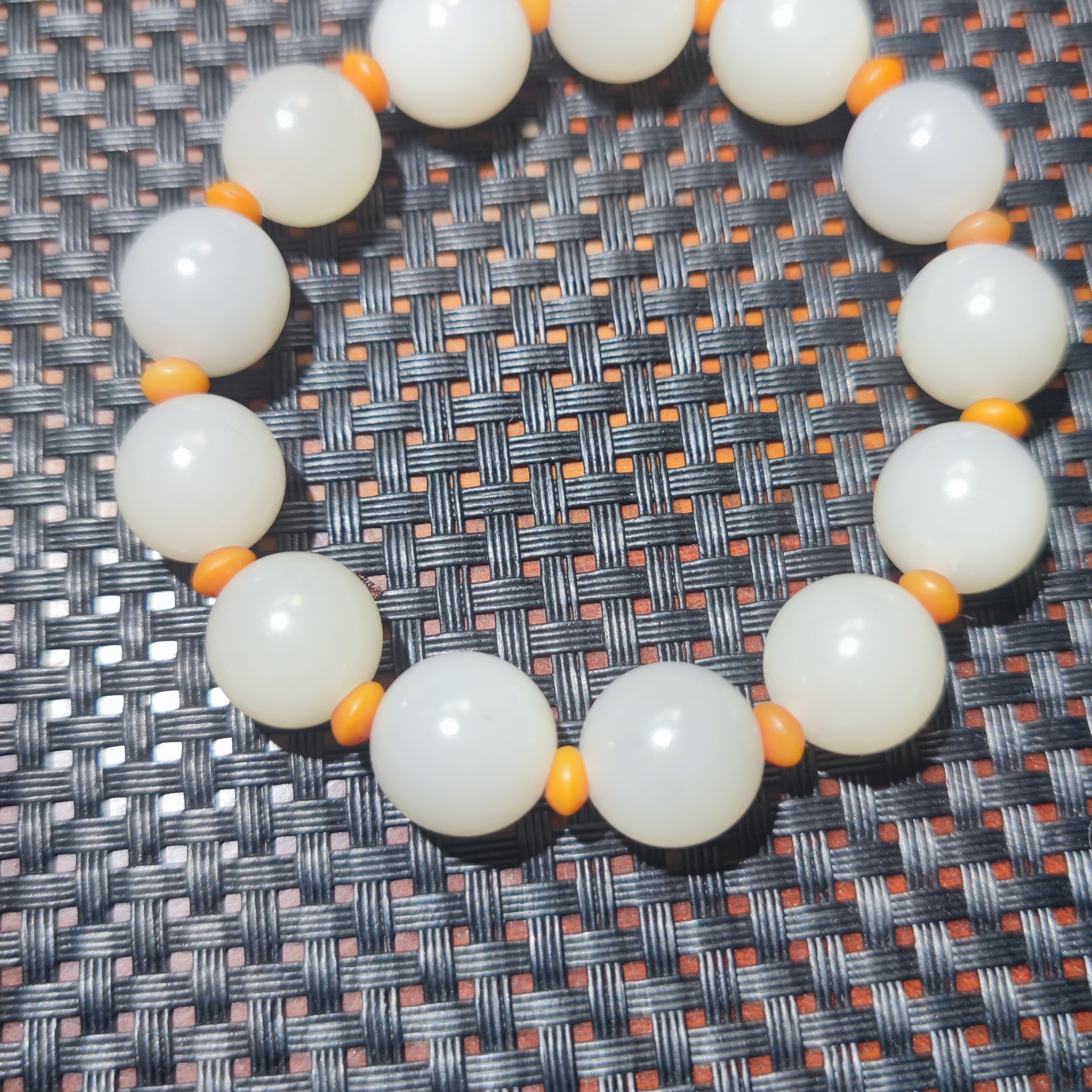 和田玉精品手串材质油润，配带大气，