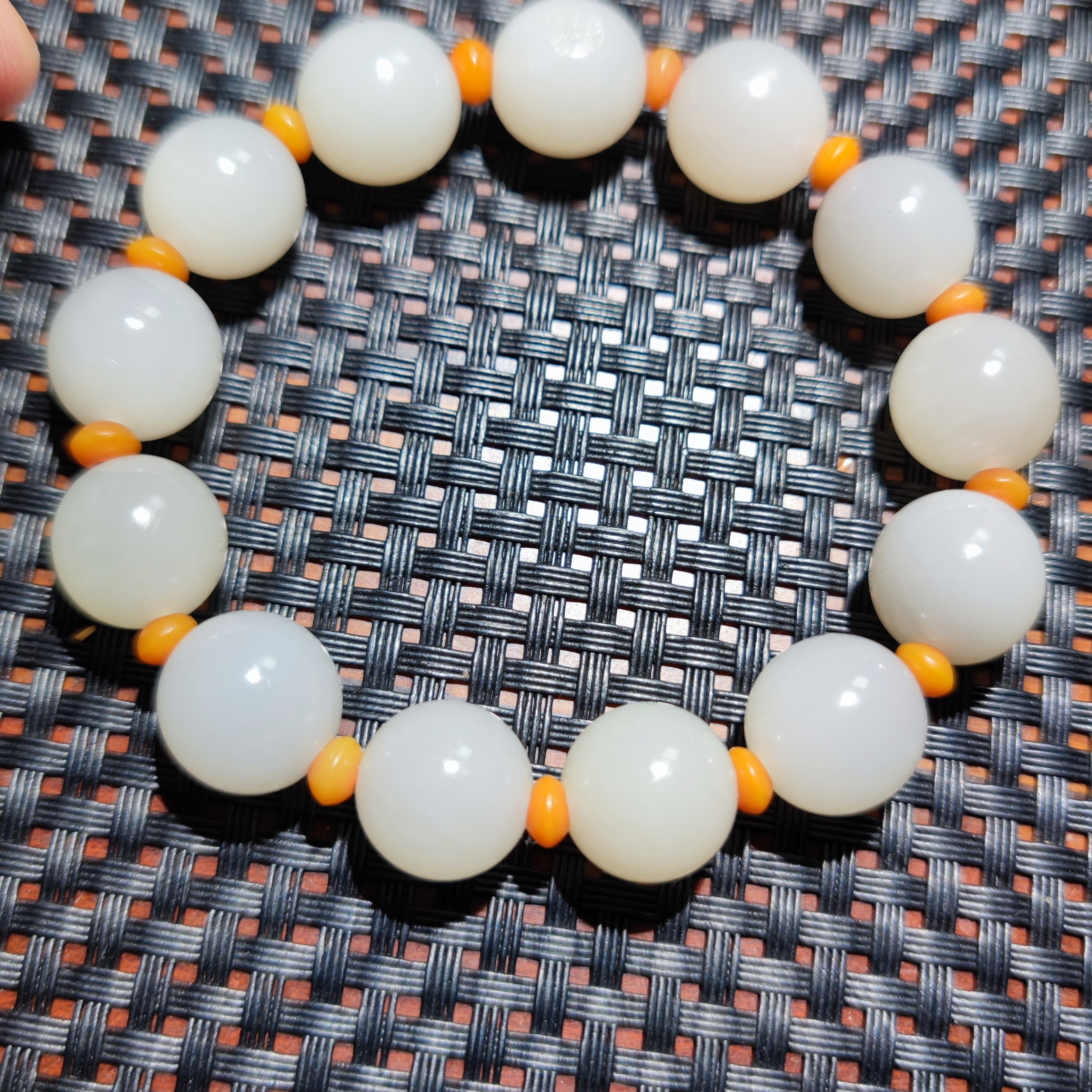 和田玉籽料精品手串，材质油润，配带吉祥如意手工