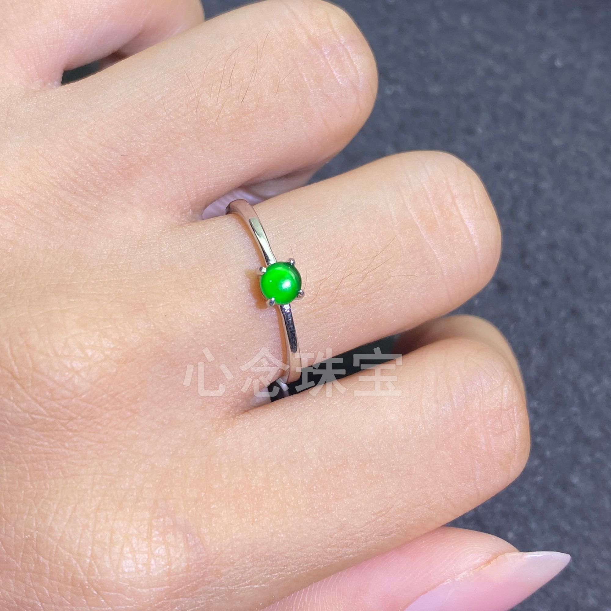 翡翠裸镶4x4mm蛋面款式戒指s925银镶嵌多样性精致时尚满色翡翠A货