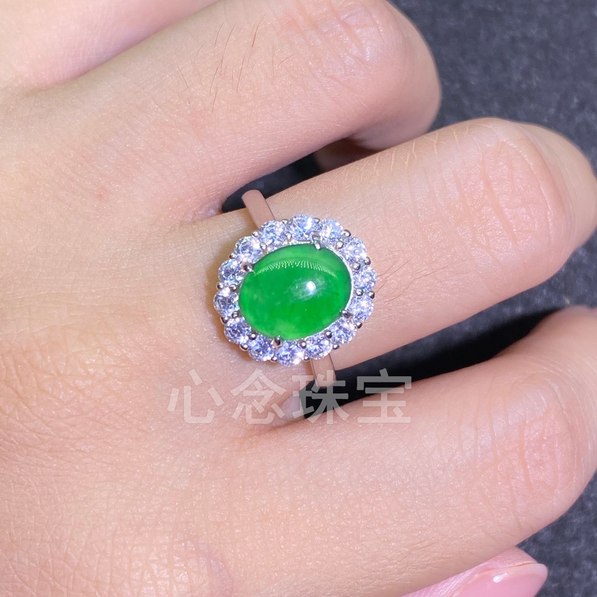 心念珠宝天然翡翠A货大蛋面戒指多样性S925银镶满绿满显气质戒指