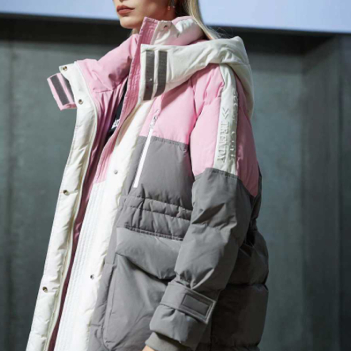 2024金影奇冬季新款气质休闲短款连帽收腰羽绒服外套女98320#