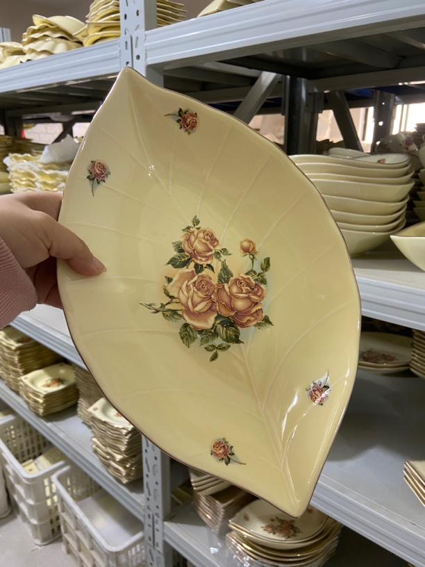 金玫瑰手绘陶瓷盘菜盘果盘鱼盘大号长31厘米宽19厘米深4.5厘米