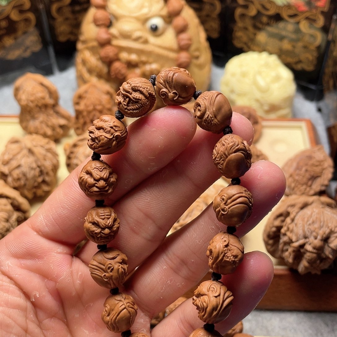 龙纹桃核雕刻十二生肖恶僧