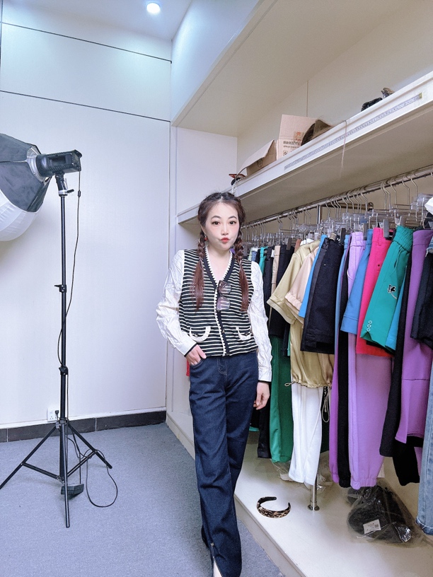 欧货新款条纹设计感上衣气质百搭针织衫