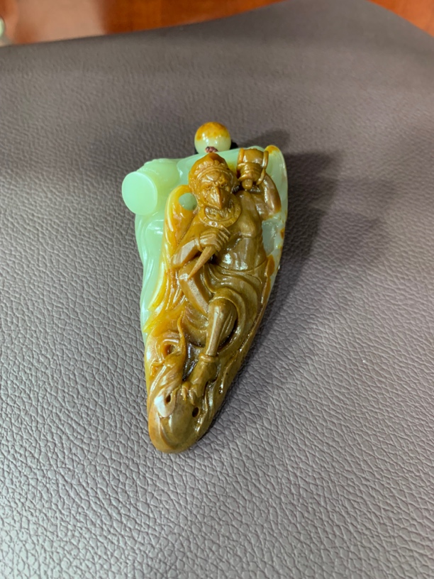 黄白河磨精雕雷震子手把件