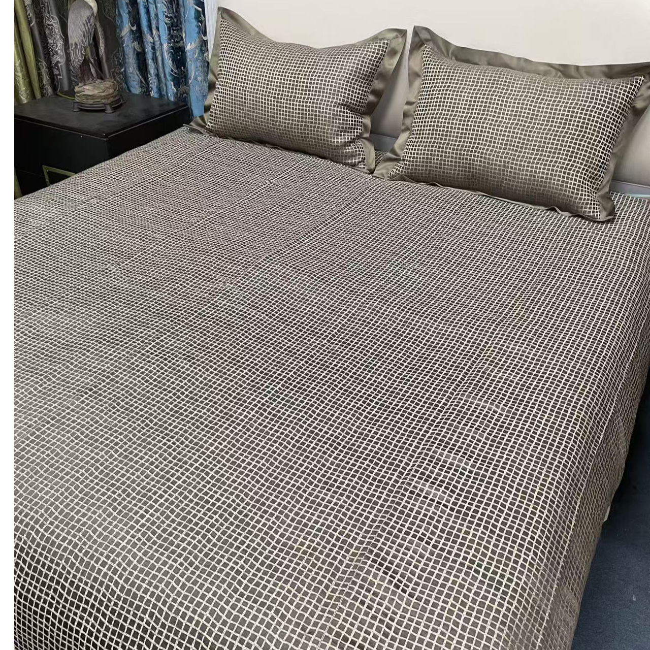 真丝大床床单及枕套（咖色格子）