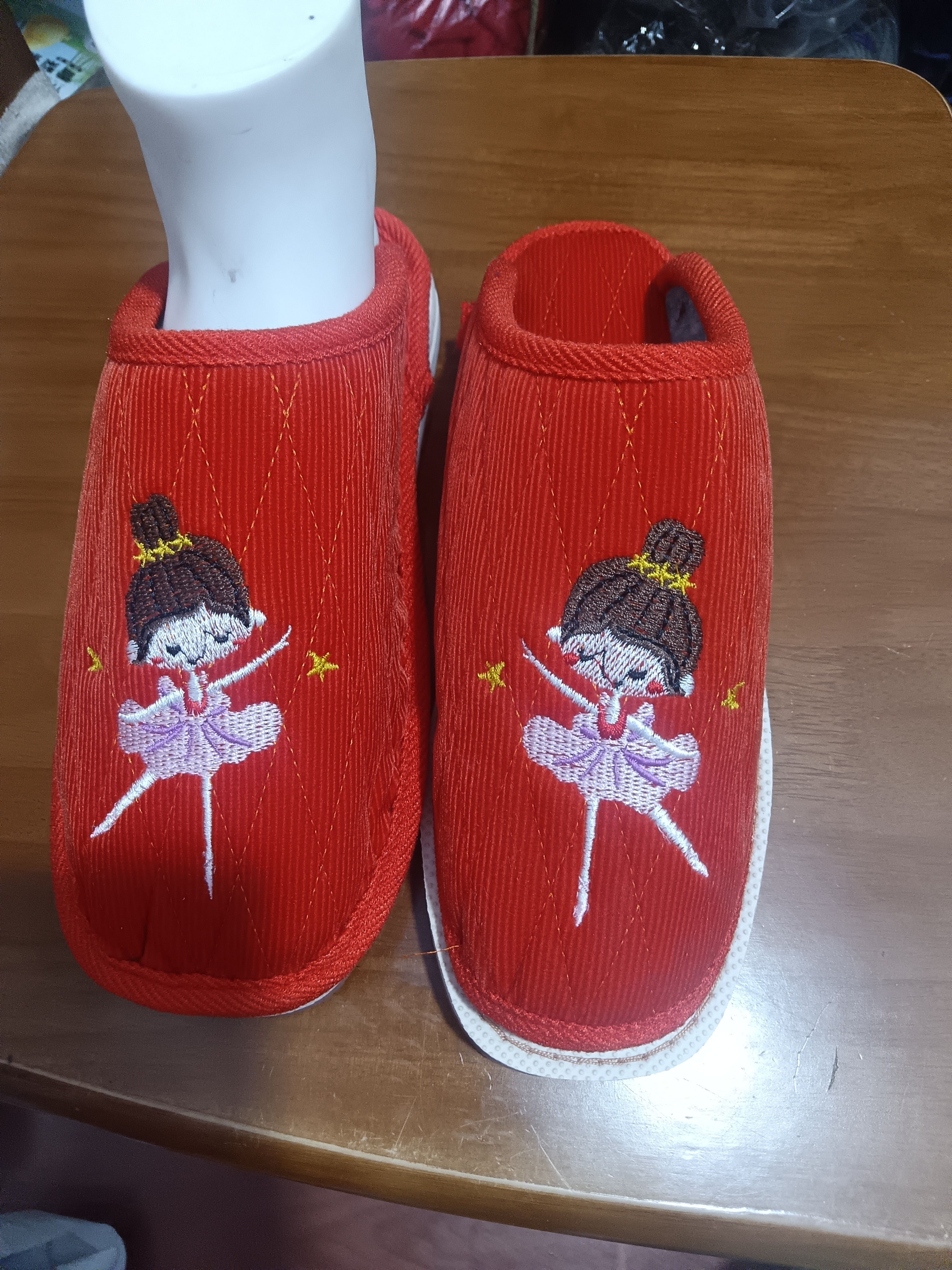 春秋款拖鞋红色，有成品，有半成品卡通