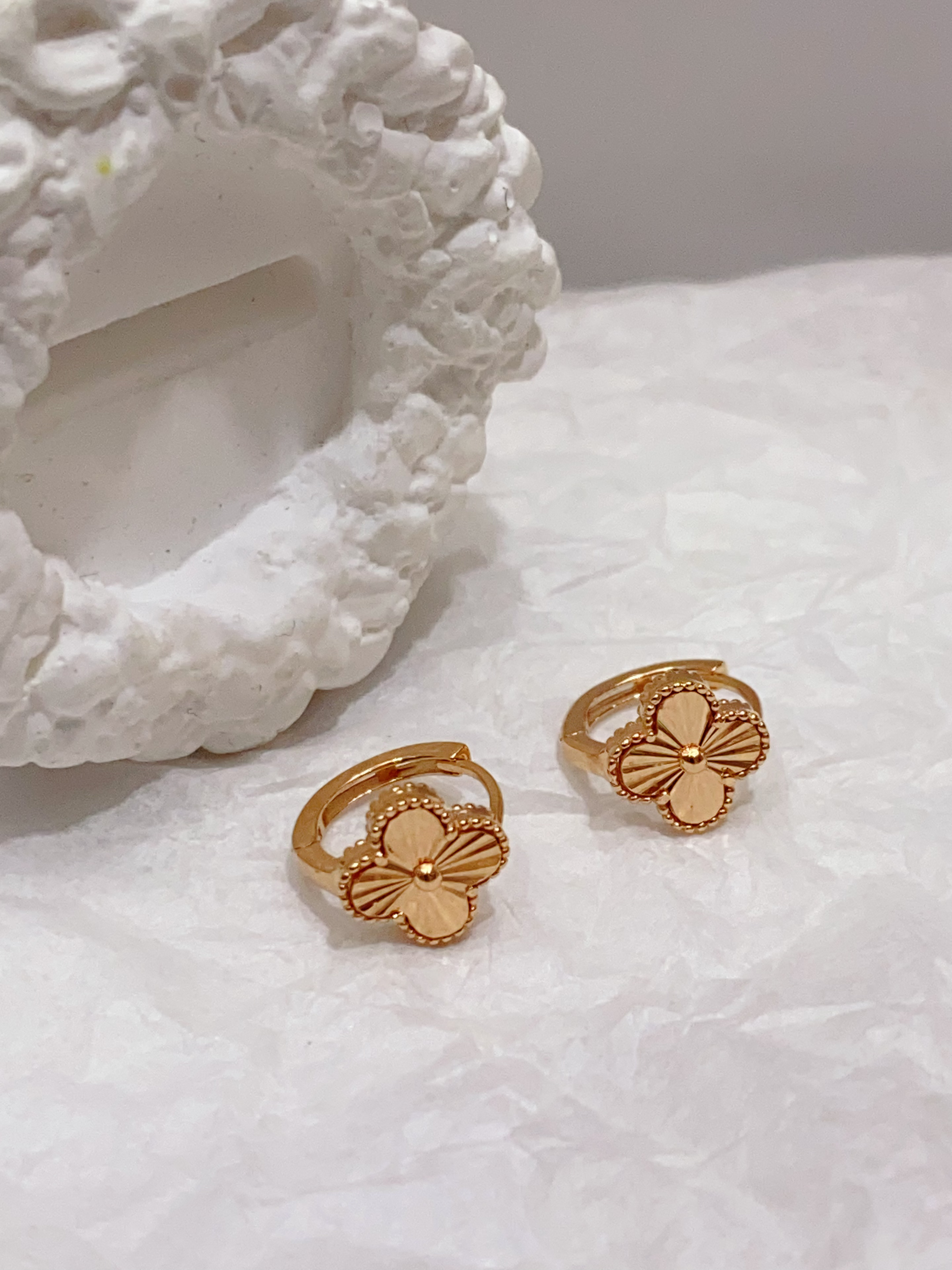 18K 镭射四叶草耳扣/8m