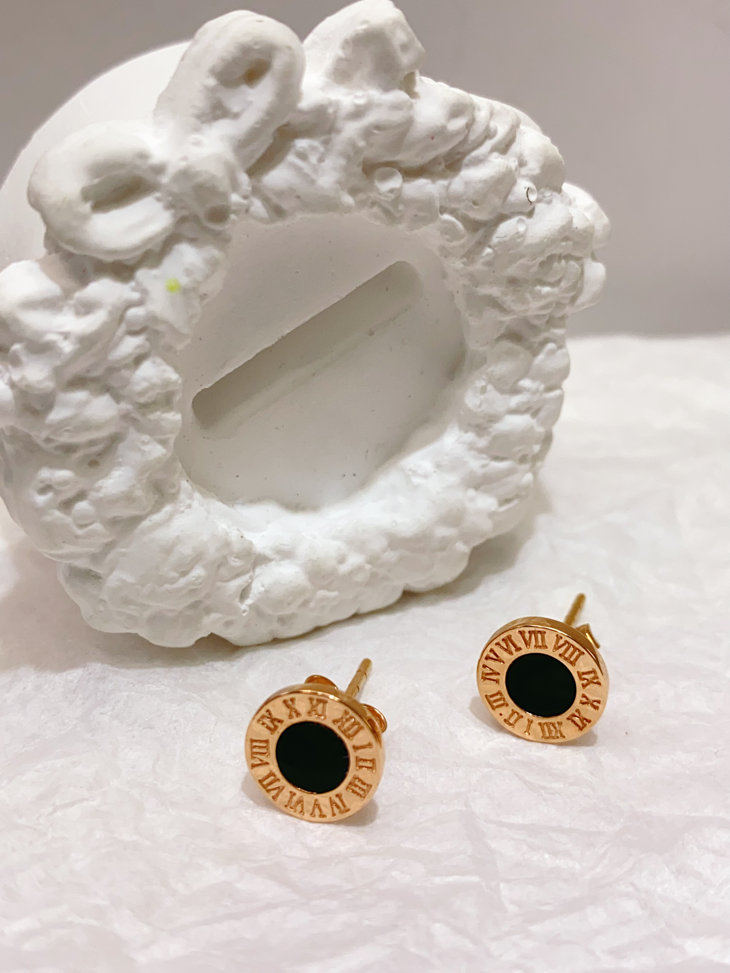 18K 黑饼直针耳钉1.52克