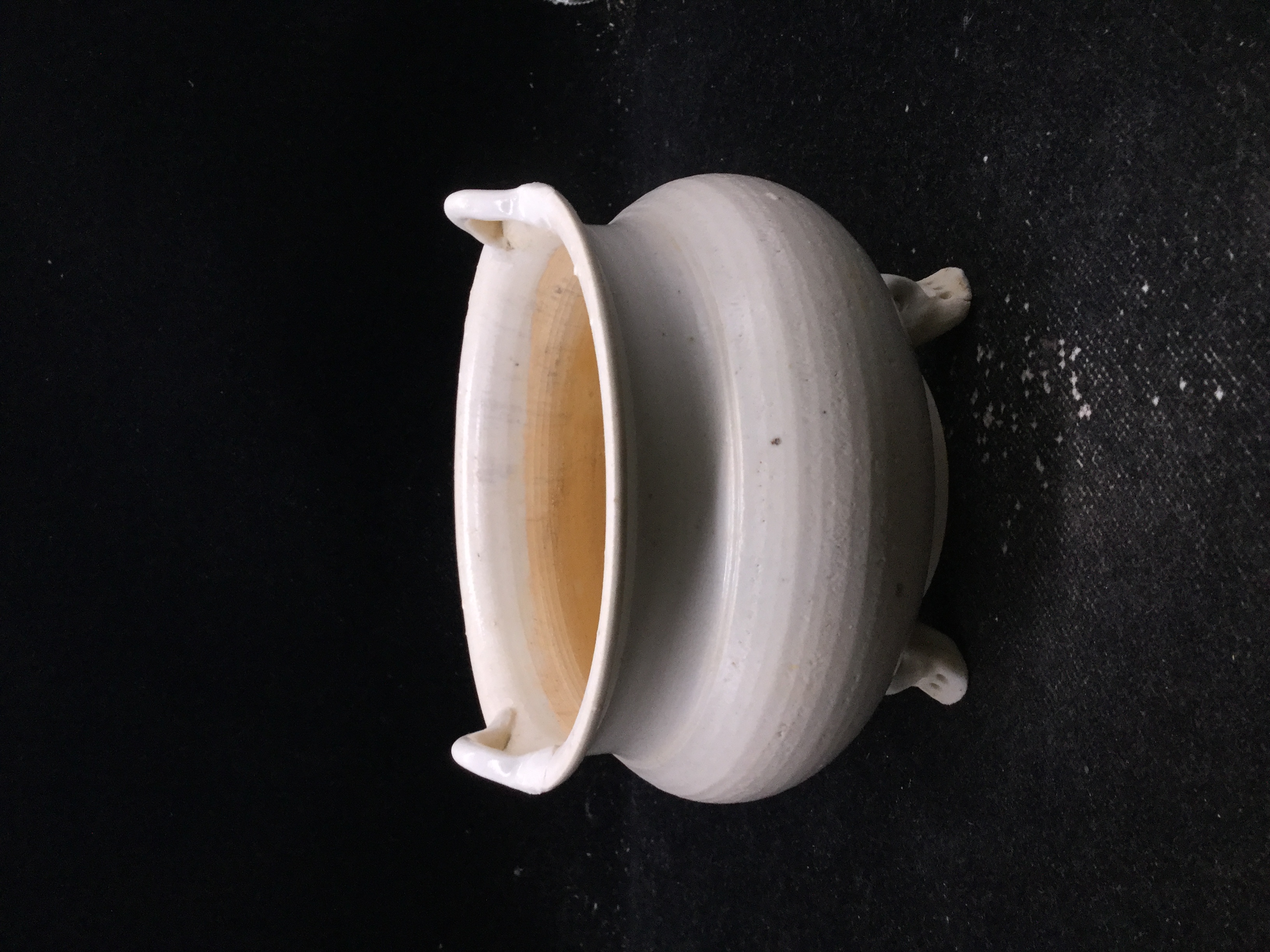 白瓷三足双耳香炉