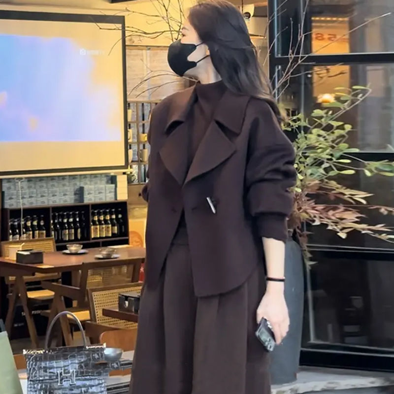 高级感短款女士毛呢外套年秋冬新款高贵西装领牛角扣呢子大衣气质