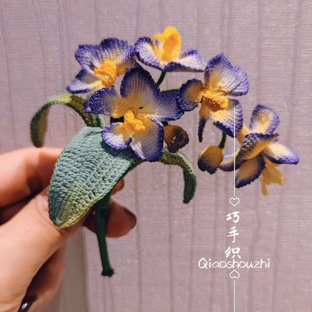 微钩兰花花束胸针