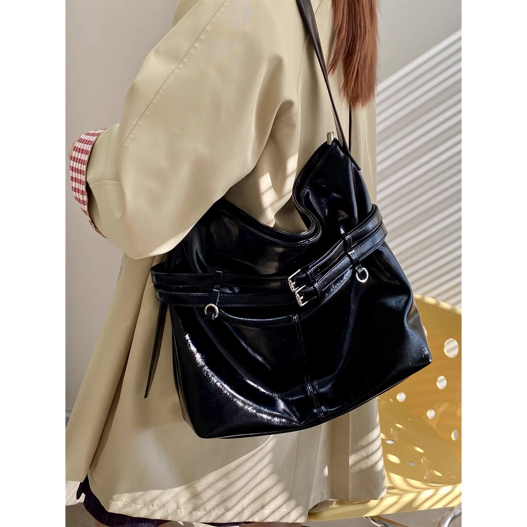 150小众设计新款女包超酷油皮大容量托特包百搭单肩斜挎包