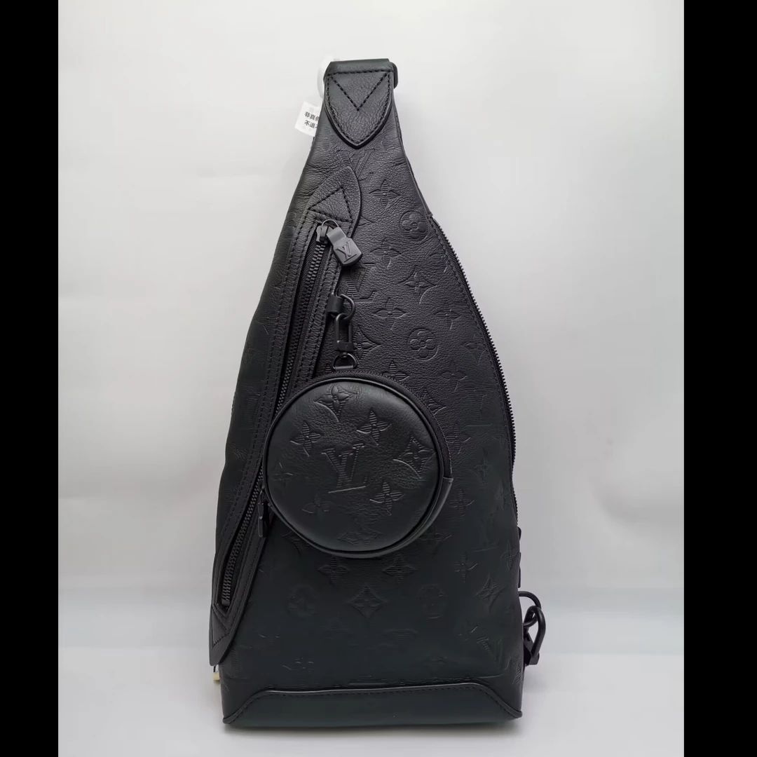 99新 LouisVuitton/路易威登 98新16923 LV 黑色全皮压花胸包休闲