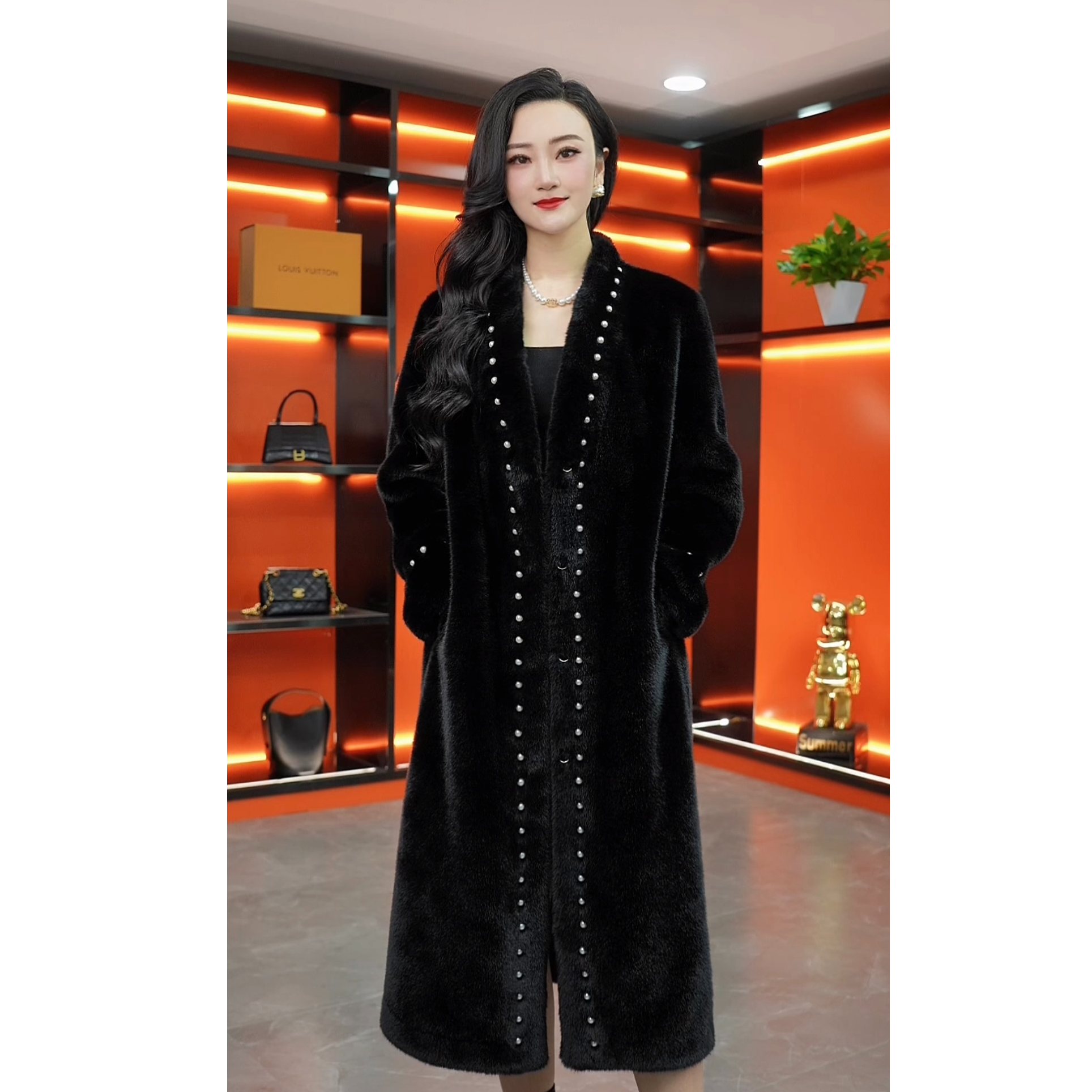 2025年冬季女士新款百搭时尚轻奢珍珠设计师款长款外套