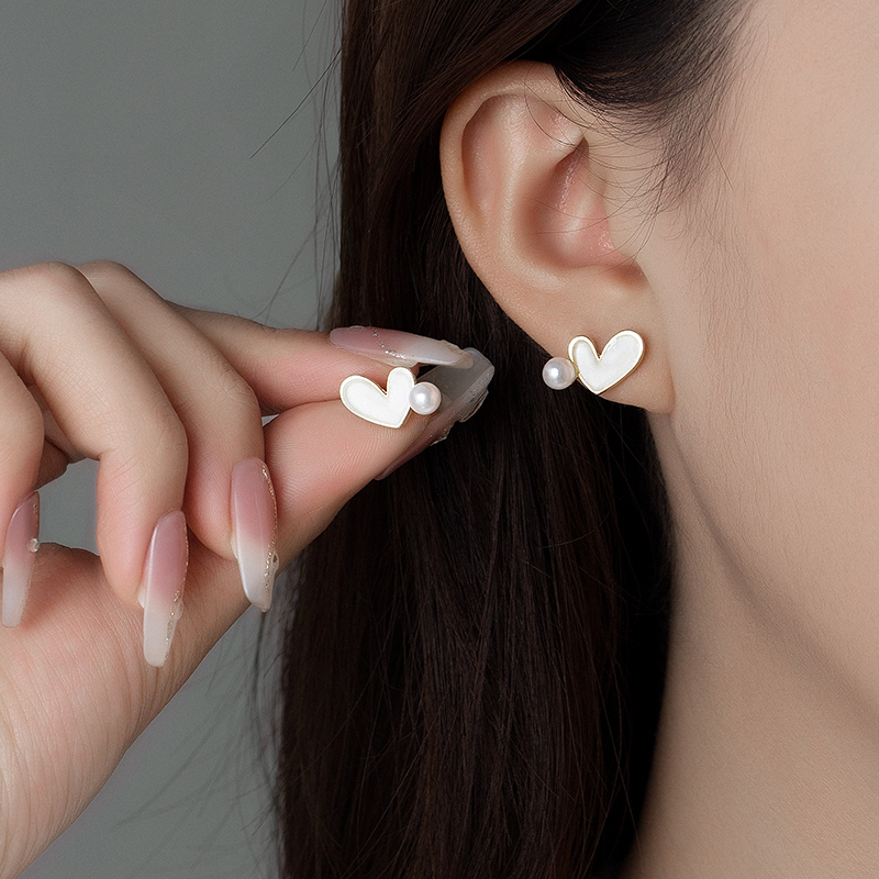 合金仿珍珠耳饰 金美澳白色爱心耳钉2024年新款气质简约百搭饰品