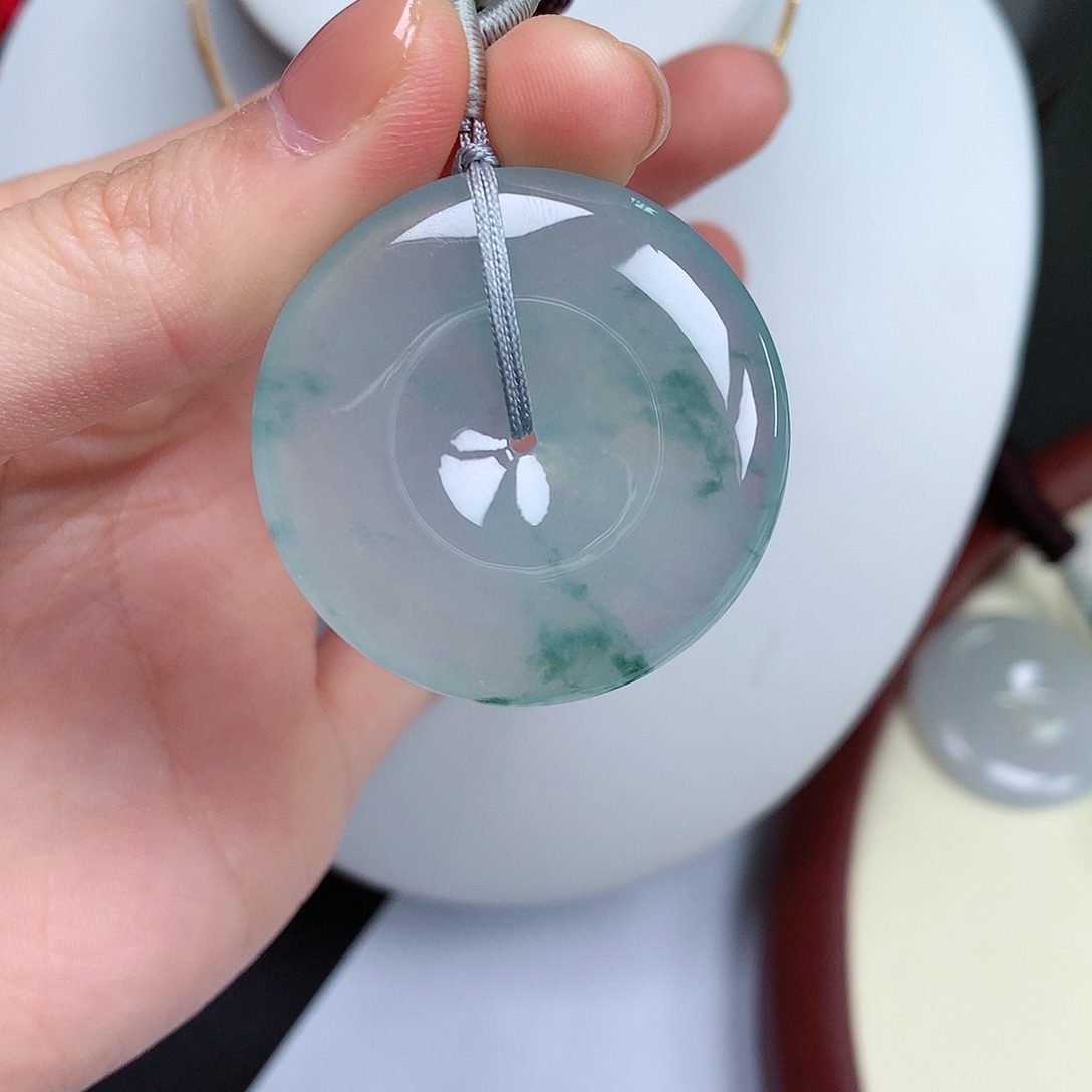 翡翠颈饰未镶嵌平安扣