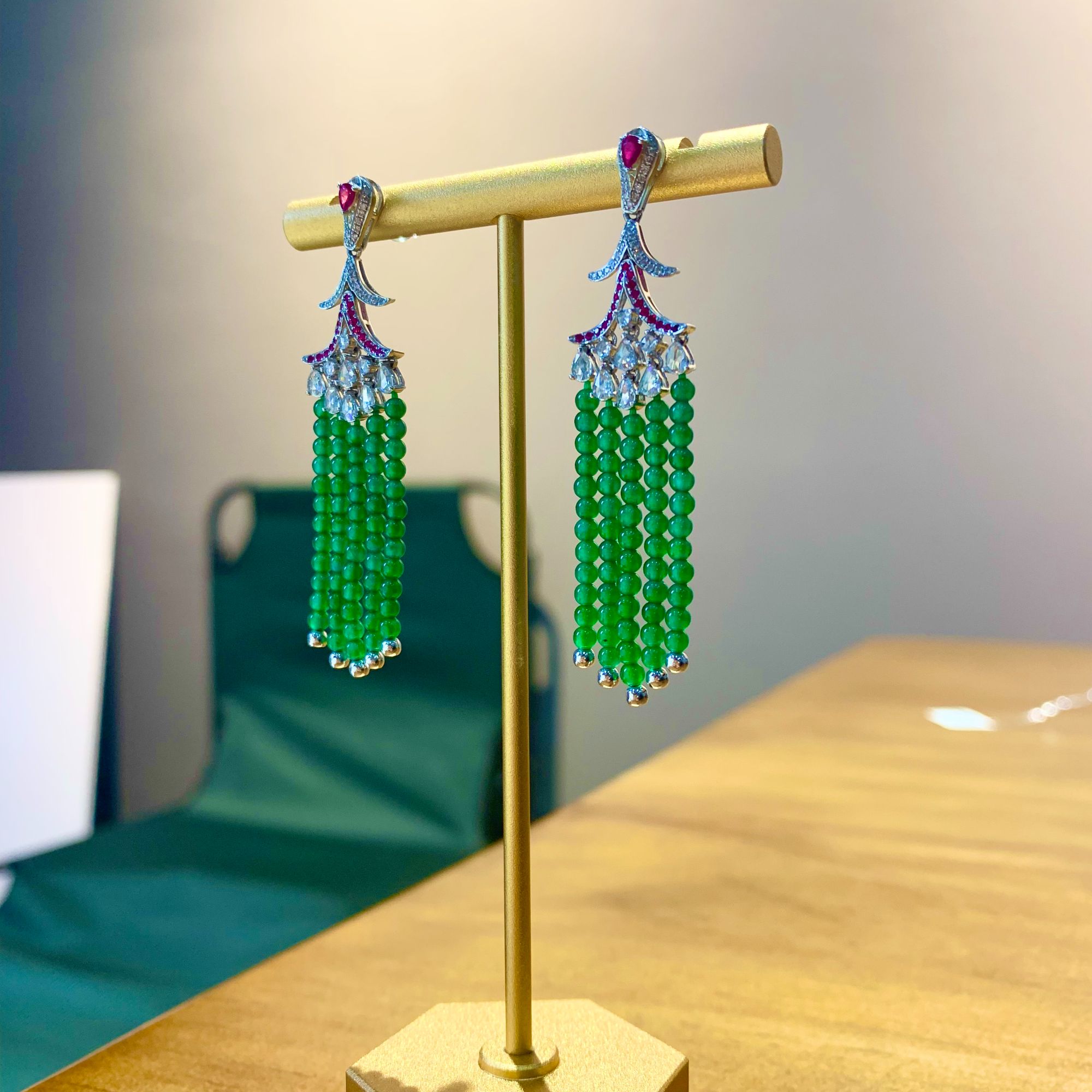 18K金镶嵌天然A货翡翠小米珠耳坠