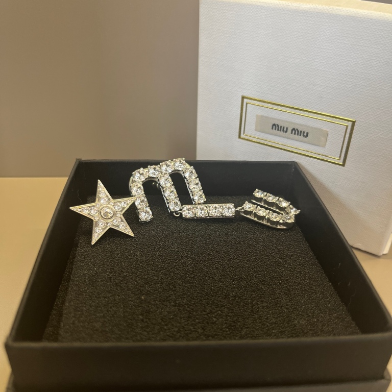 miumiu 水钻字母耳饰 95新 公价4500