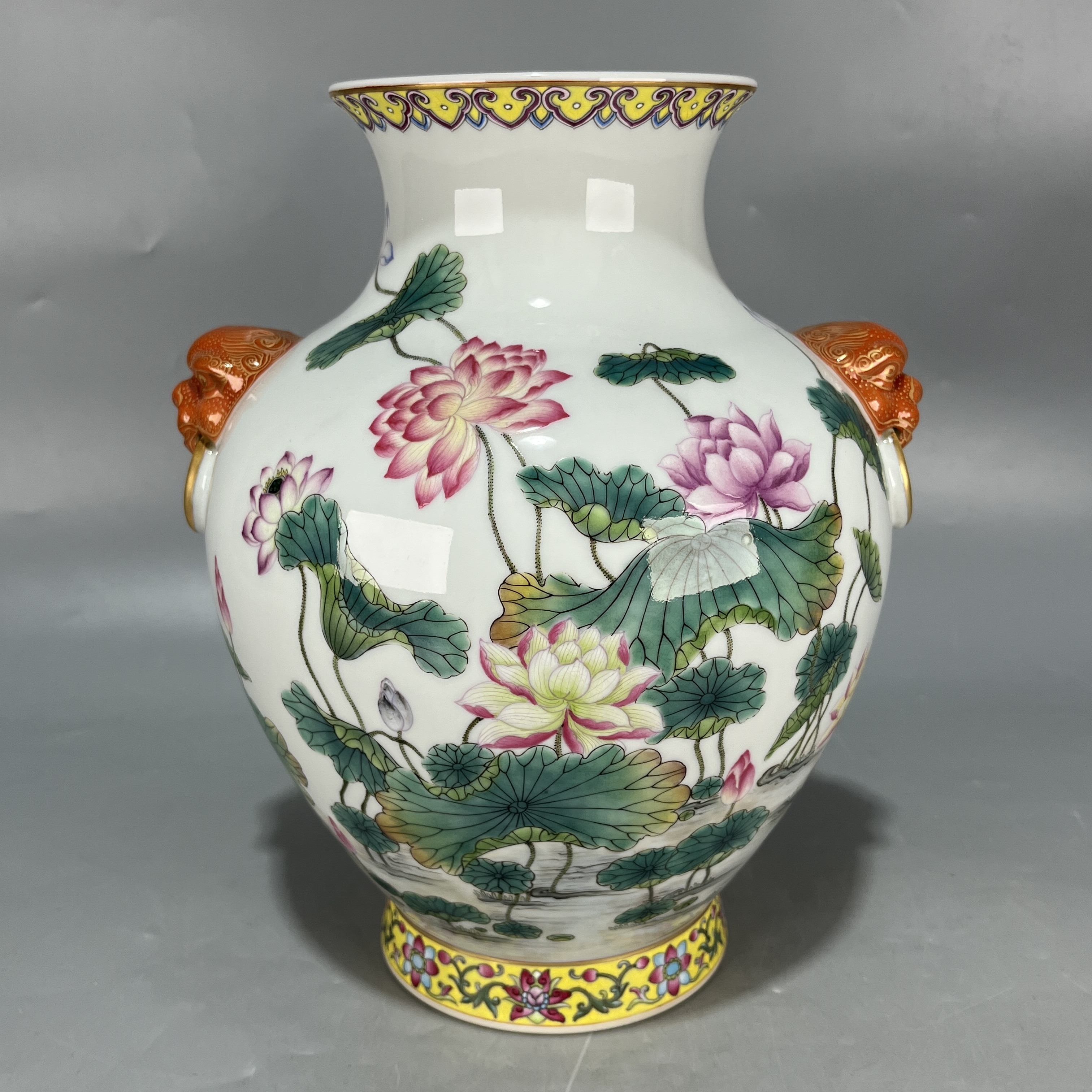 仿古大清乾隆年制粉彩荷花图兽耳瓶