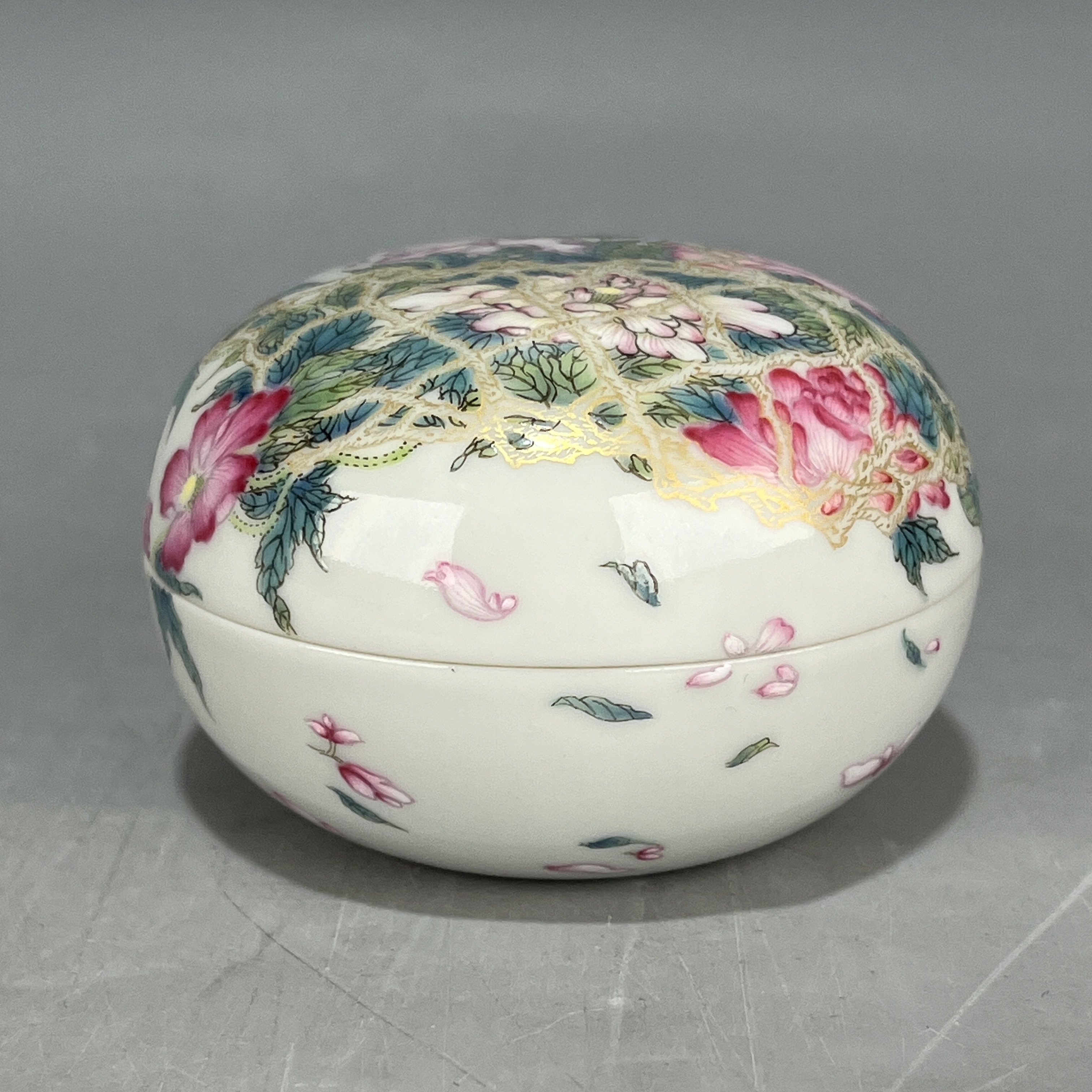 当代仿制 仿古雍正年制粉彩花卉纹粉盒