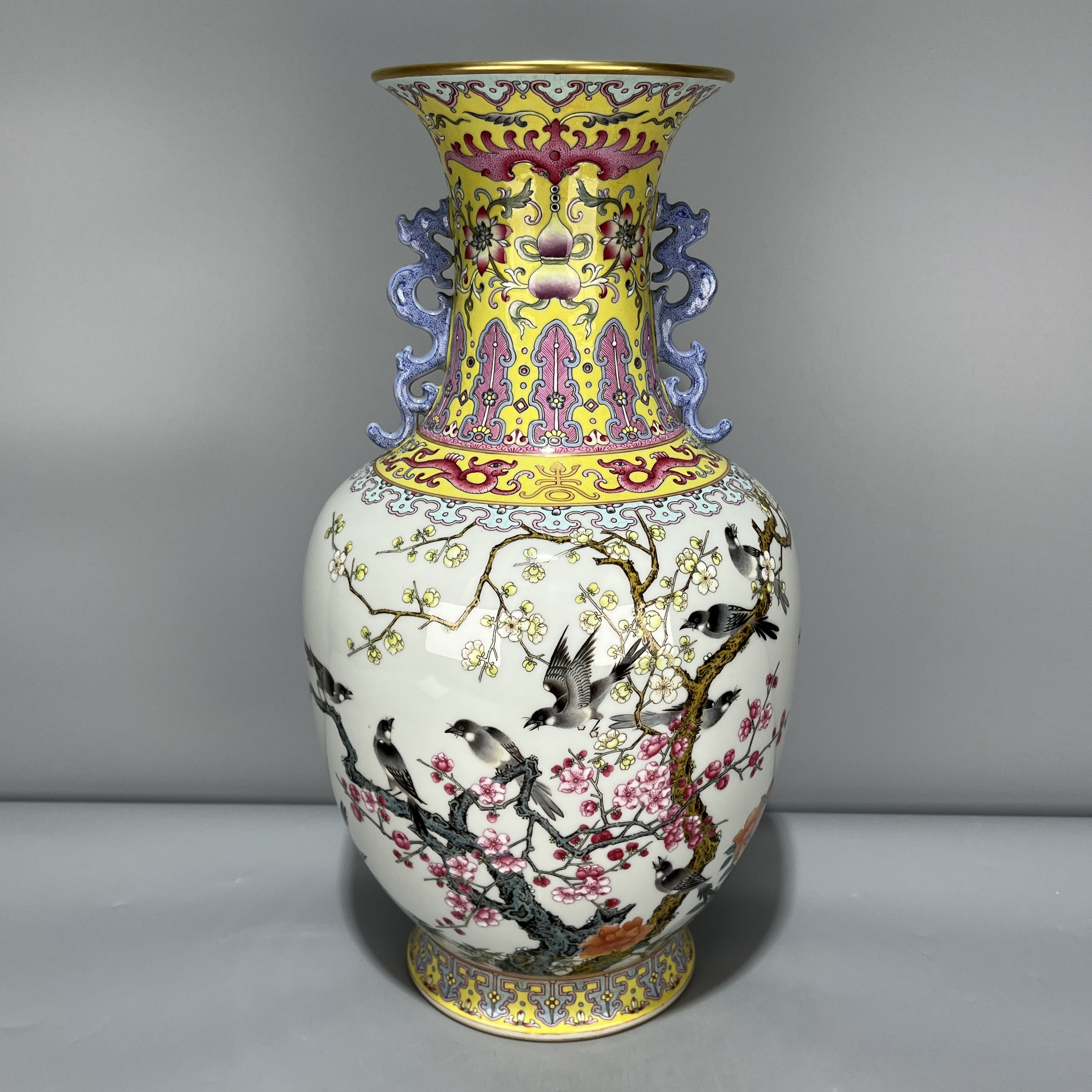 当代仿制 仿古大清乾隆年制粉彩描金喜鹊登梅双耳瓶