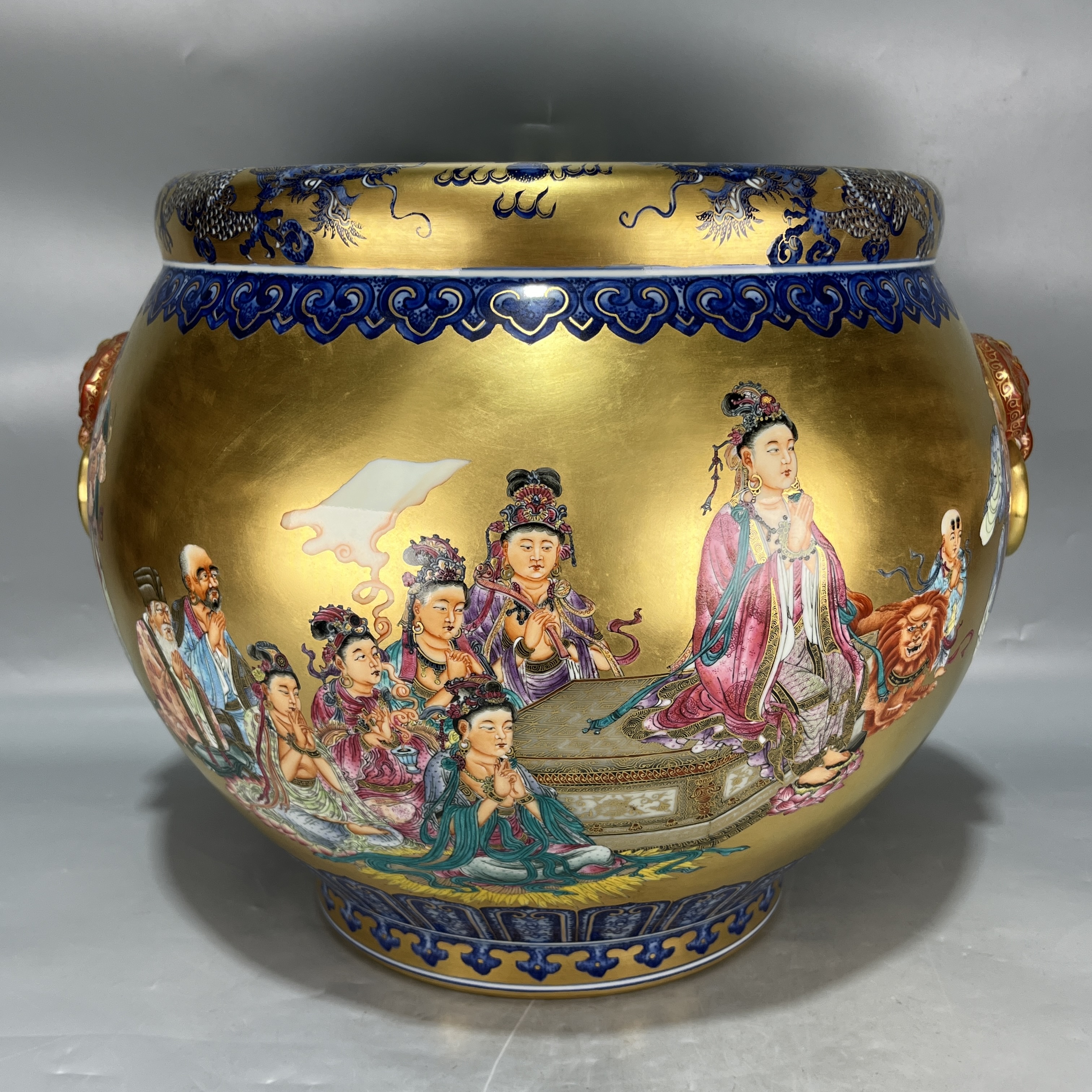 当代仿制 仿古乾隆年制金地珐琅彩龙纹人物兽耳缸