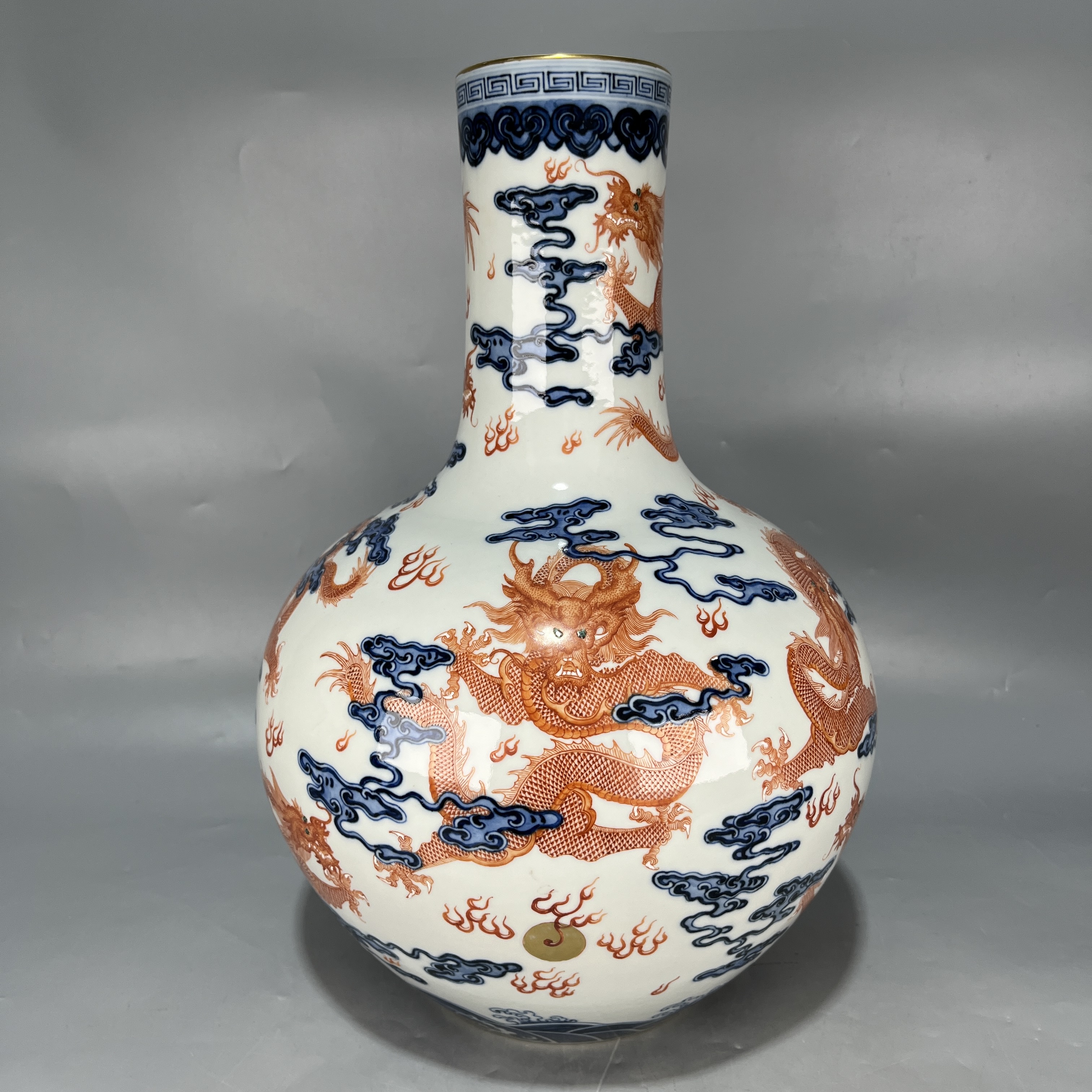 大清乾隆青花矾红祥云龙纹天球瓶