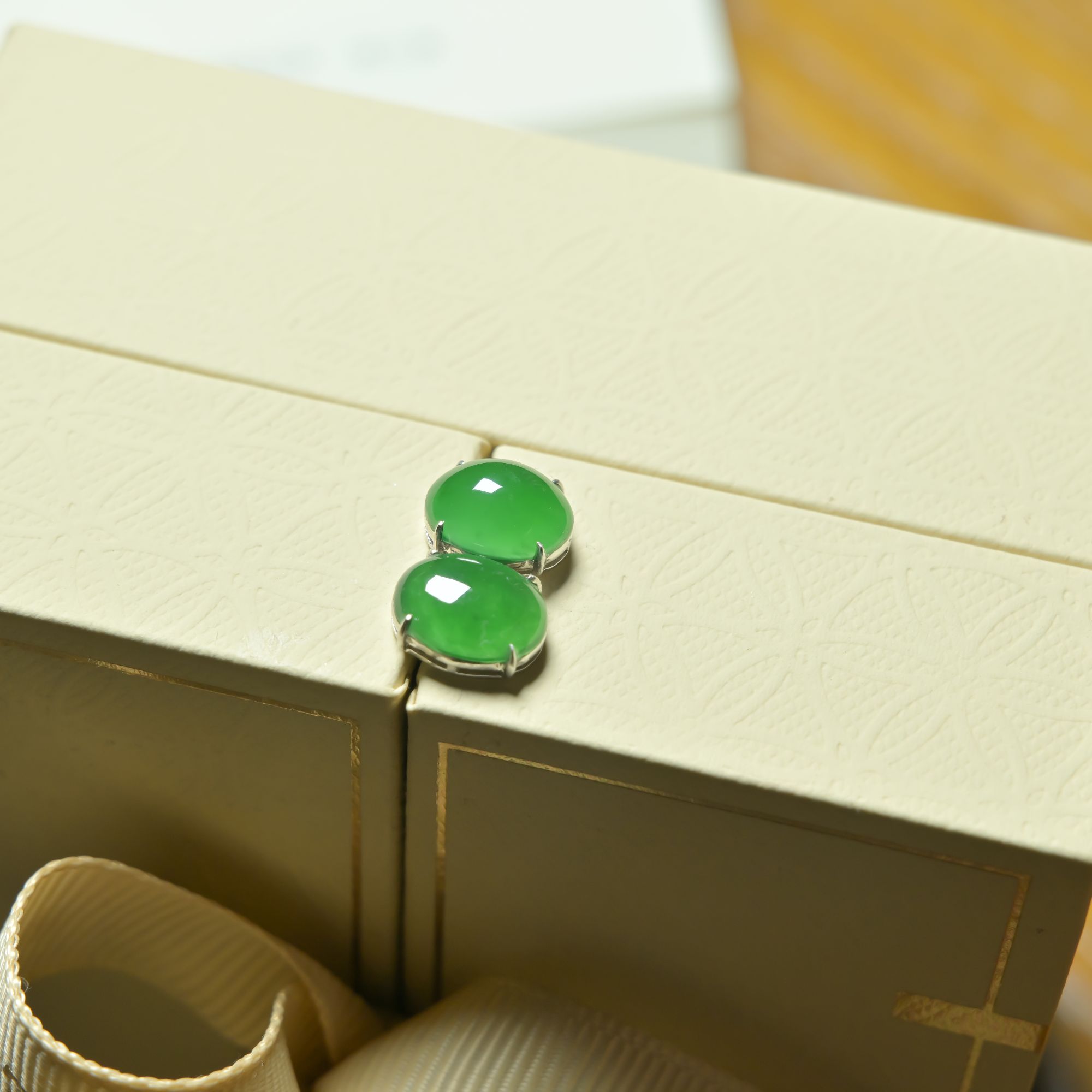 天然翡翠A货蛋面耳钉18K黄金镶嵌简约素款日常百搭（多样性发一件）