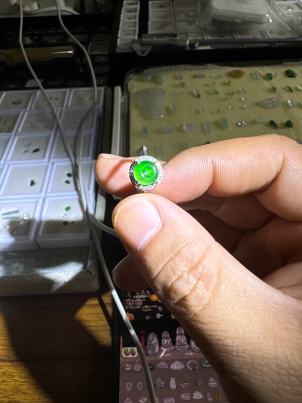 绿色帝王绿戒指镶嵌满绿