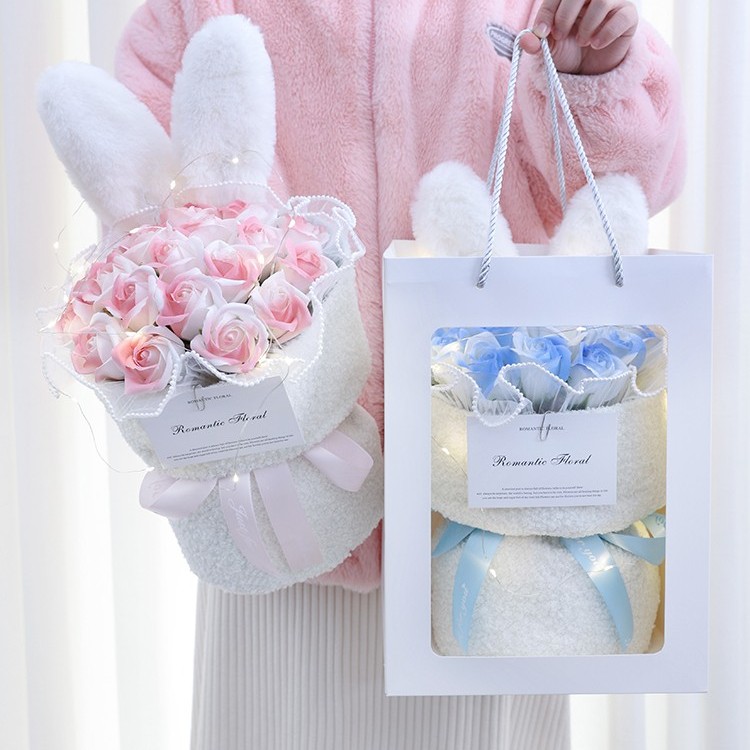 生日可爱兔耳朵碎冰蓝小香风香薰玫瑰花束送女友毛线花束玩偶花束