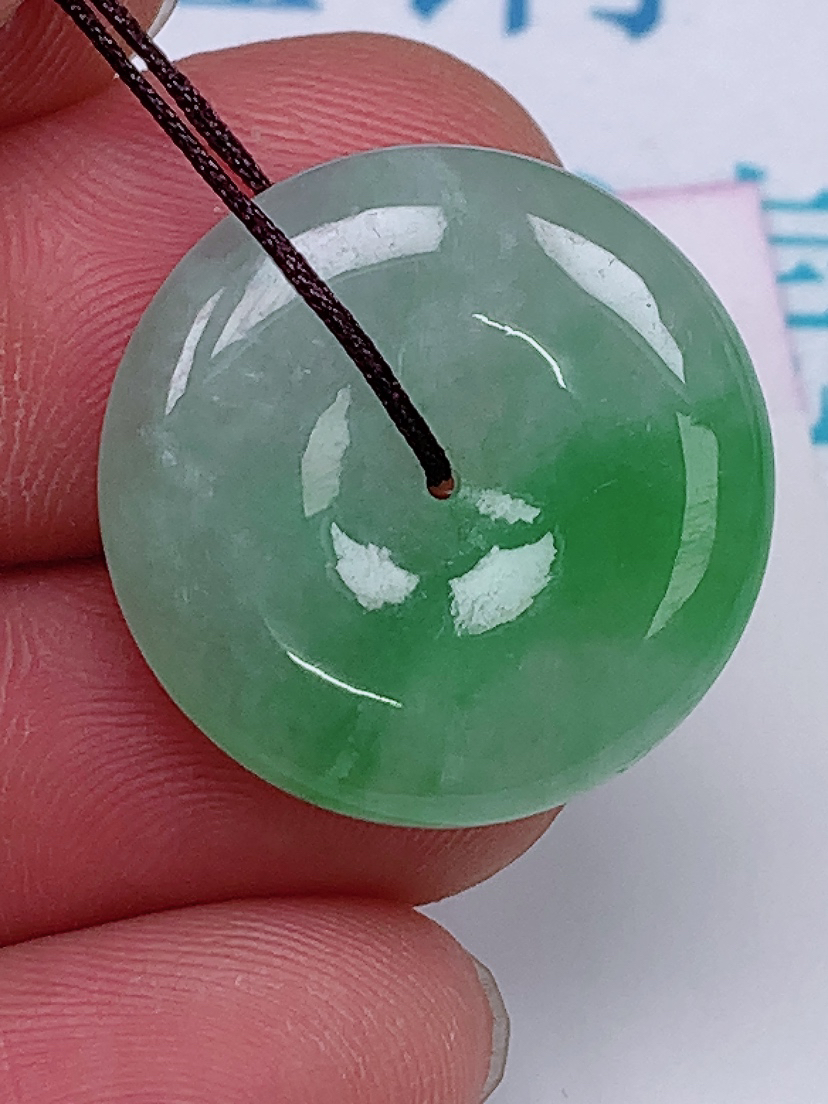 翡翠A货飘阳绿平安扣吊坠，尺寸24.5-5.6