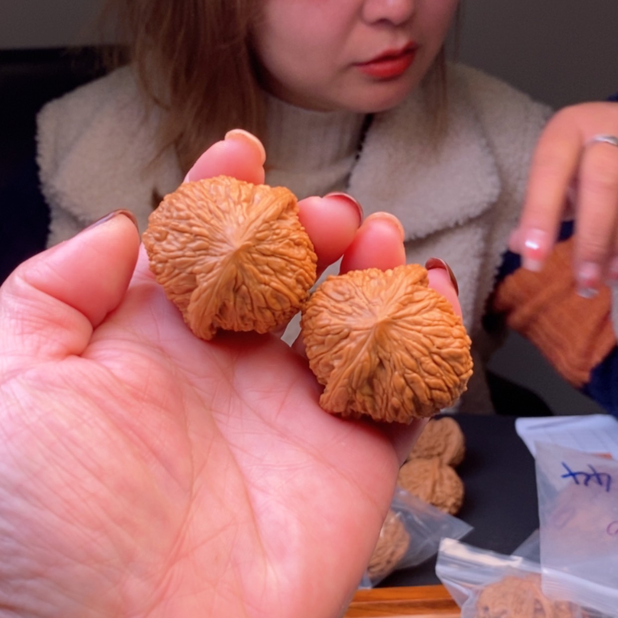 【闪购商品】文玩核桃把件38绣球