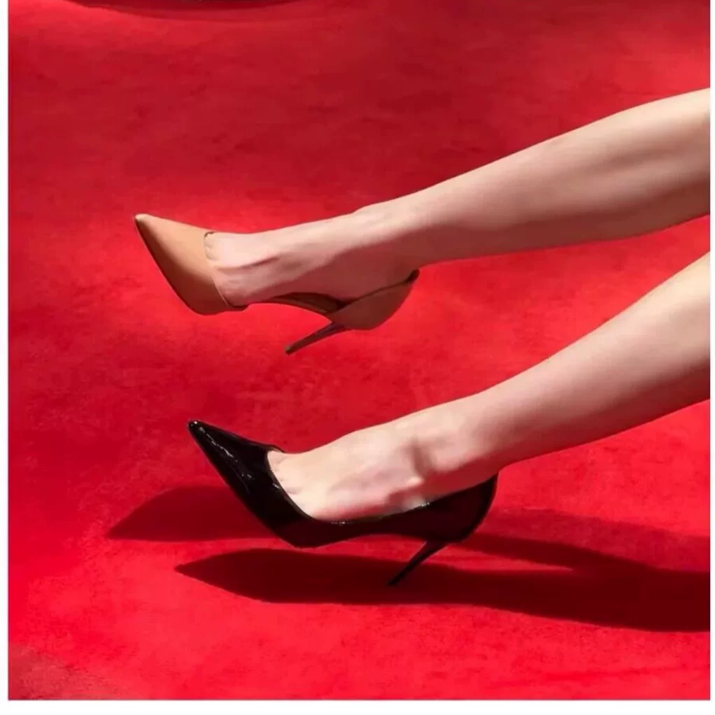  外~OMG！老绝了~搭配风衣·~红底裸色侧空尖头浅口细跟高跟鞋单鞋