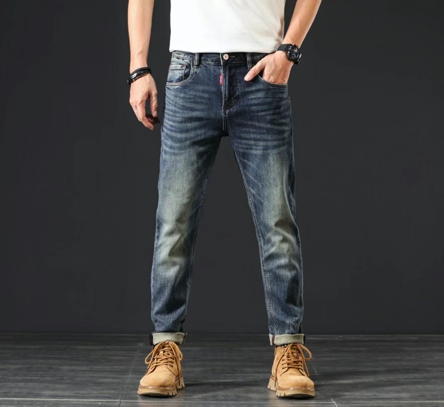 贵，更高端 12盎司赤耳丹宁，直筒 复古，没有运费险。