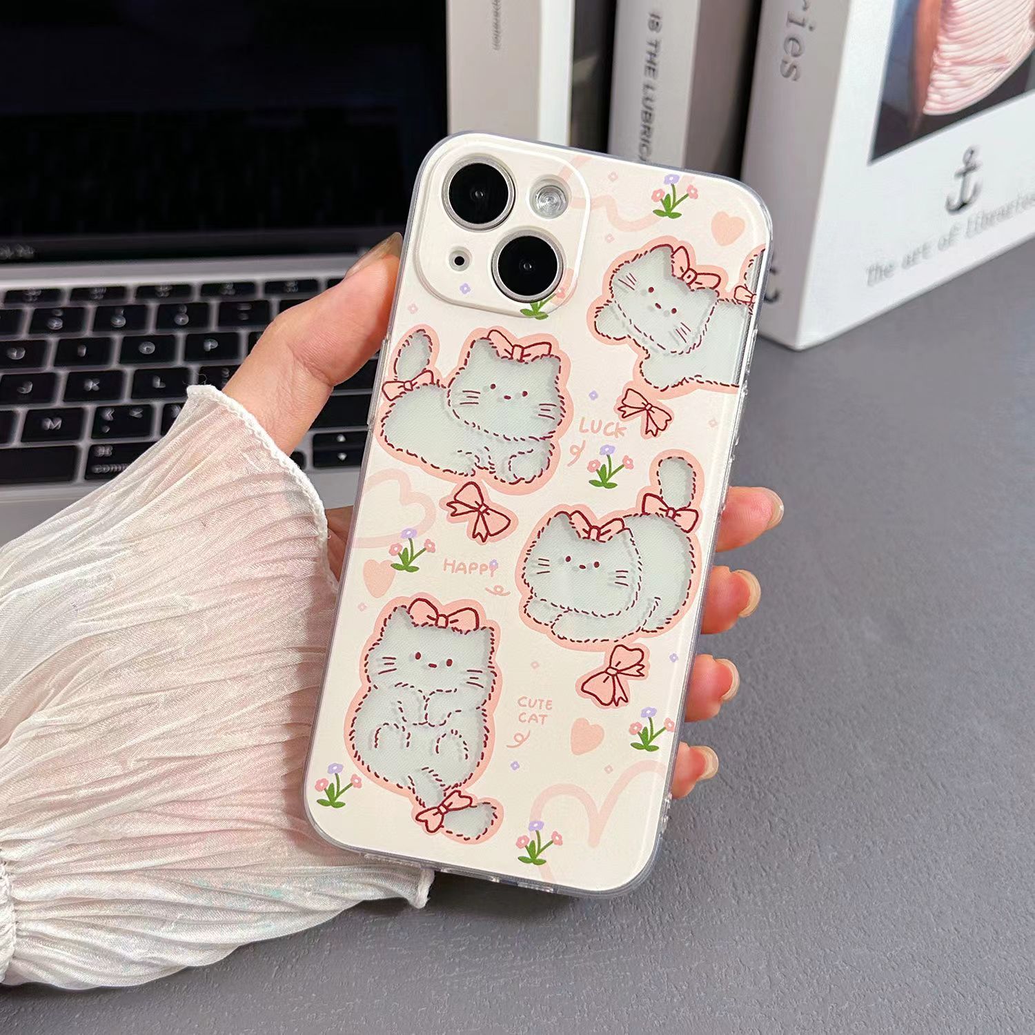可爱镂空小猫蝴蝶结iPhone15Promax手机壳苹果14个性13/12全包7/8