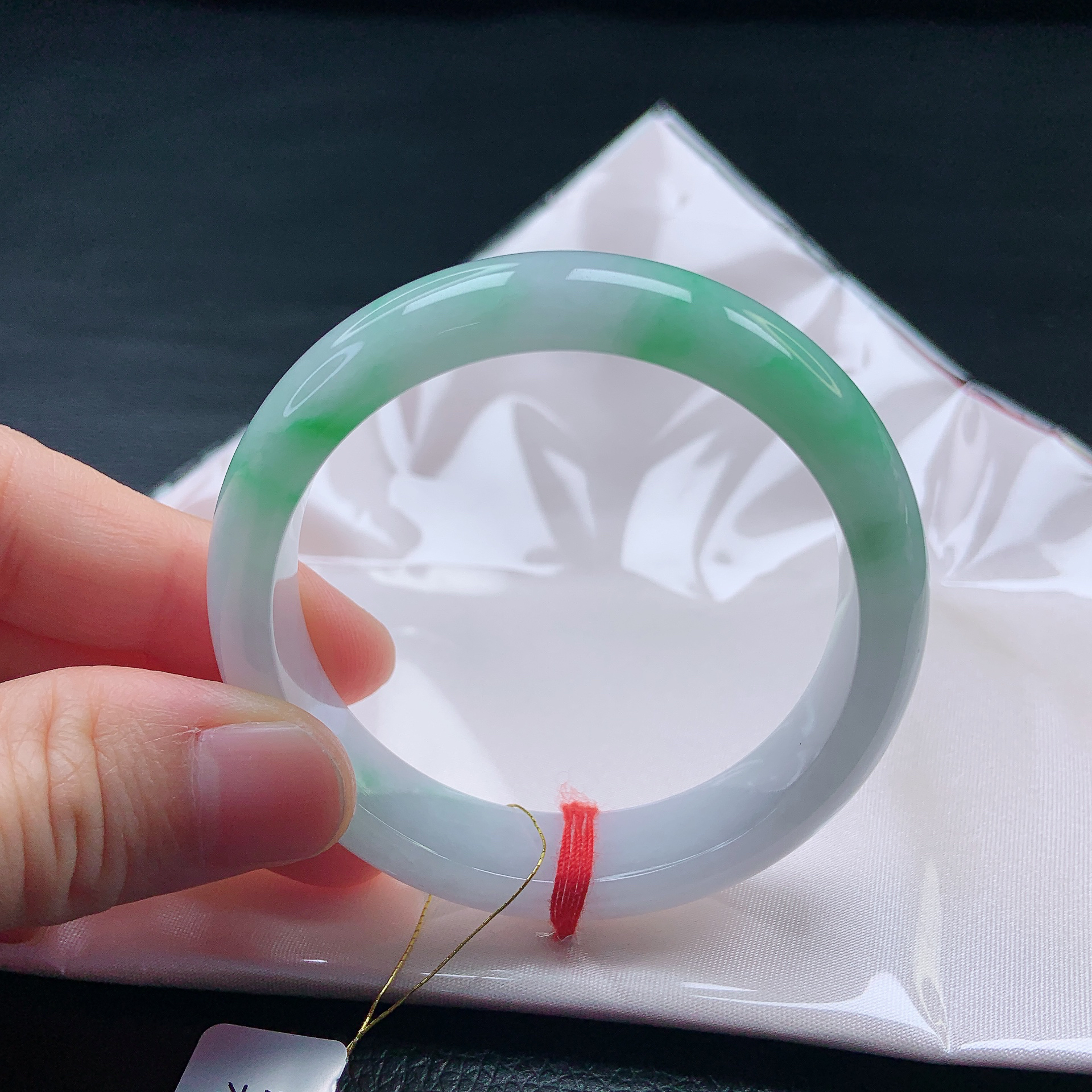 52➕圈细润白底飘阳绿翡翠宽边手镯缅甸天然a货时尚翡翠色平安镯