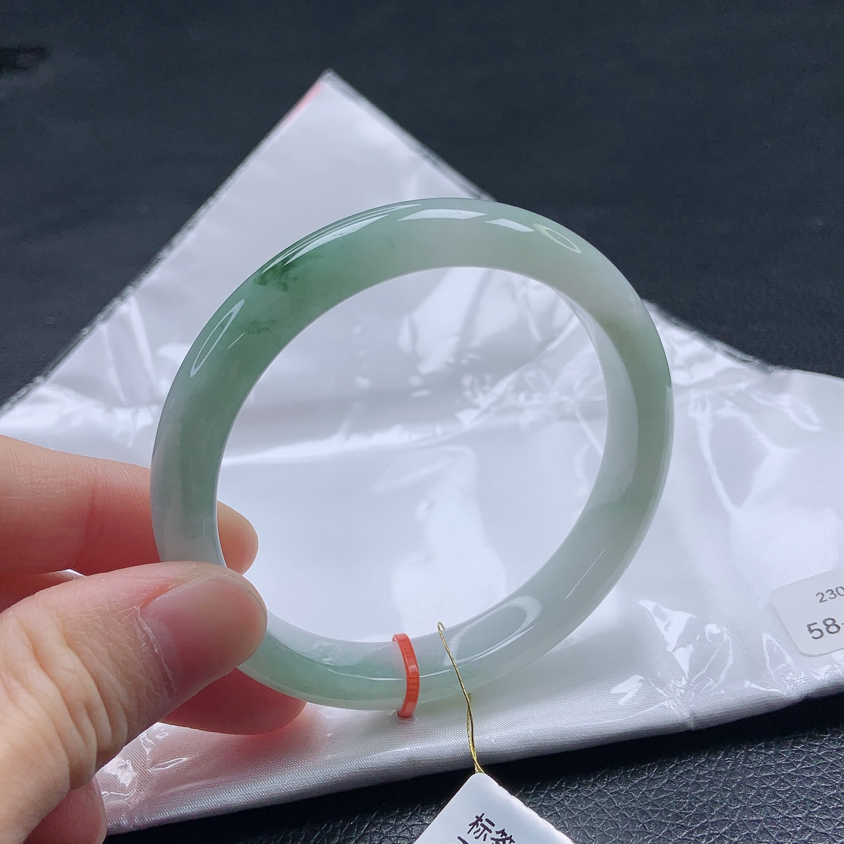 58圈冰种浅绿飘绿翡翠宽边手镯缅甸天然a货女款绿色精美