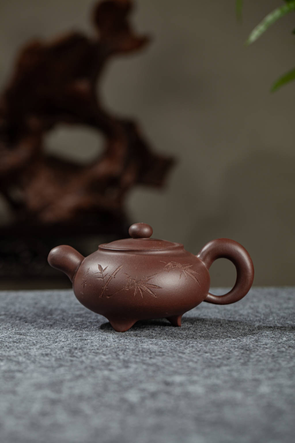 宜兴紫砂壶正宗茶壶原矿道红三足壶手工刻绘容量300 CC九孔出水