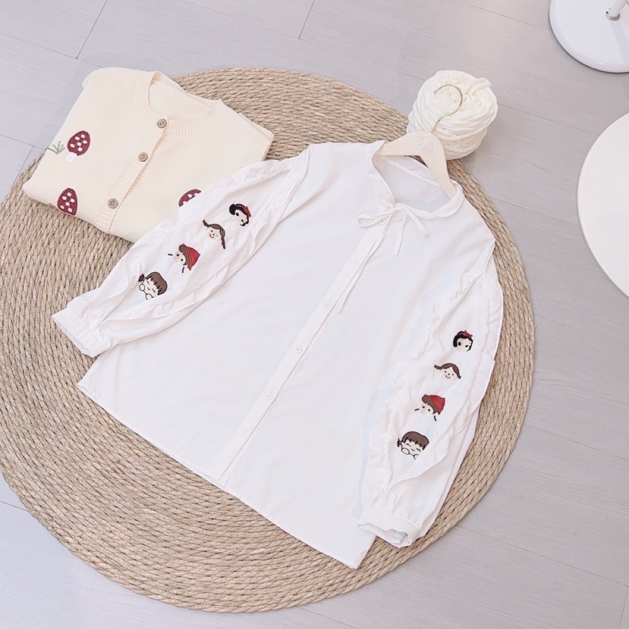 【三三毛衣】小娃娃-立领系带全开扣卡通刺绣长袖衬衫