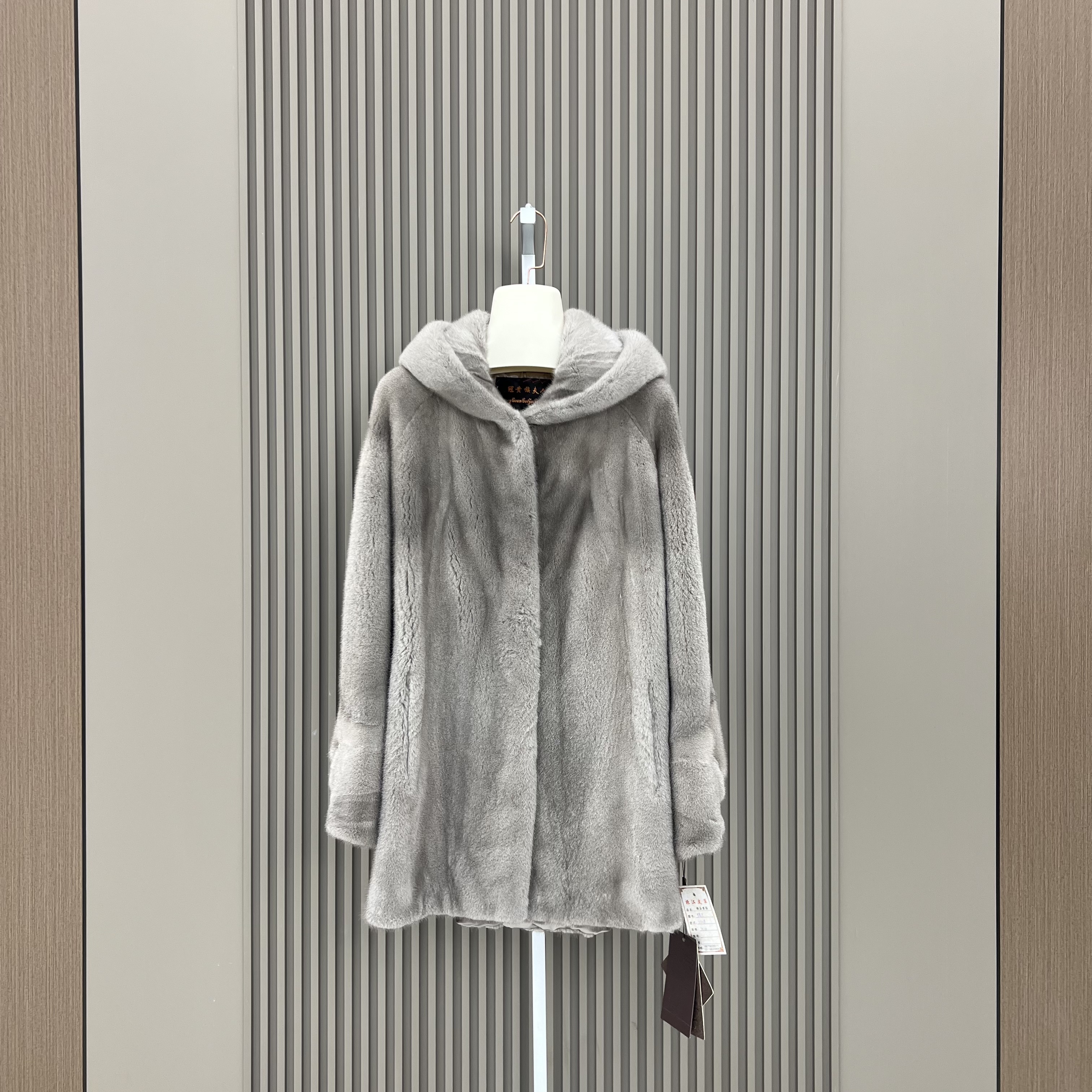 58号进口女士短款经典浪位银蓝色天鹅绒大衣2208